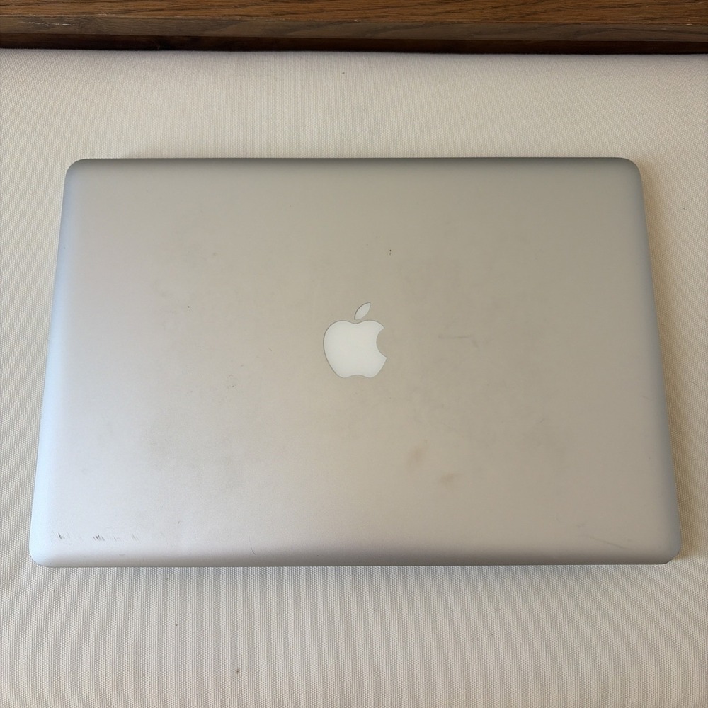 Apple MacBook Pro 2011 A1286 15"2.2 GHz Intel Core i7 8GB RAM 320 GB HDD - No OS
